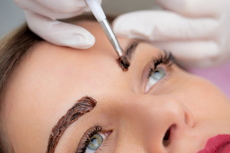Eyebrow tinting in Bourbonnais