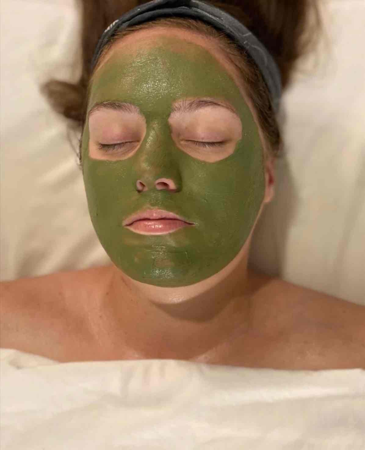 A client with a green mask on her face in Bourbonnais