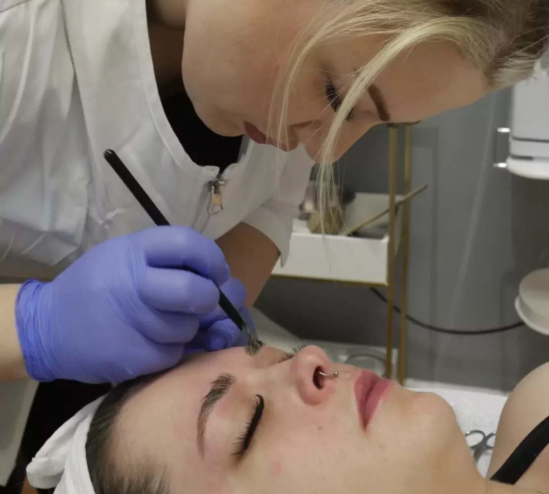 Mari completing an eyebrow tint in Bourbonnais