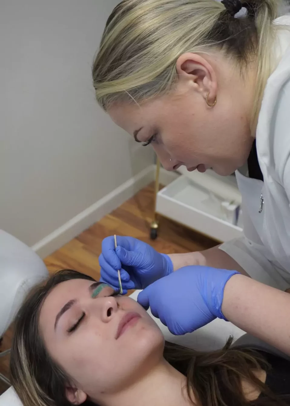 Mari performing an eyebrow wax in Bourbonnais